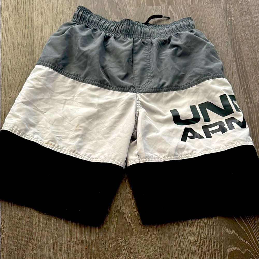 Under Armour boys youth  kids medium Gray and Black swim trunks M board shorts